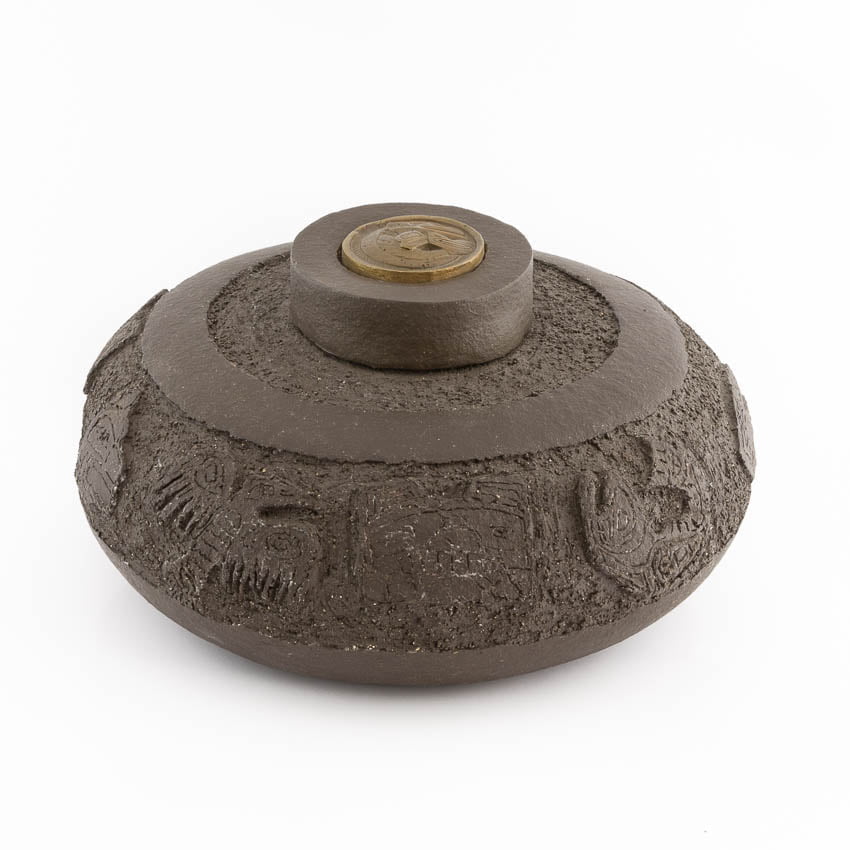 Grote_urn_urnen_keramiek_keramische_afrikaanse_zwart_bakkend_bruin_indiaanse_totems_brons_bronzen_deksel_kopen_bijzondere_unieke_handgemaakt_op_maat