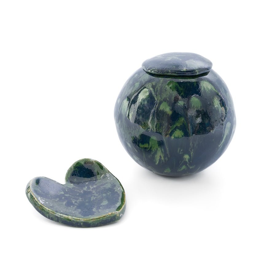 urn_urnen_mini_keramiek_keramische_tover_glazuur_groen_kopen_bijzondere_unieke_handgemaakt_op_maat_bijpassende_harten