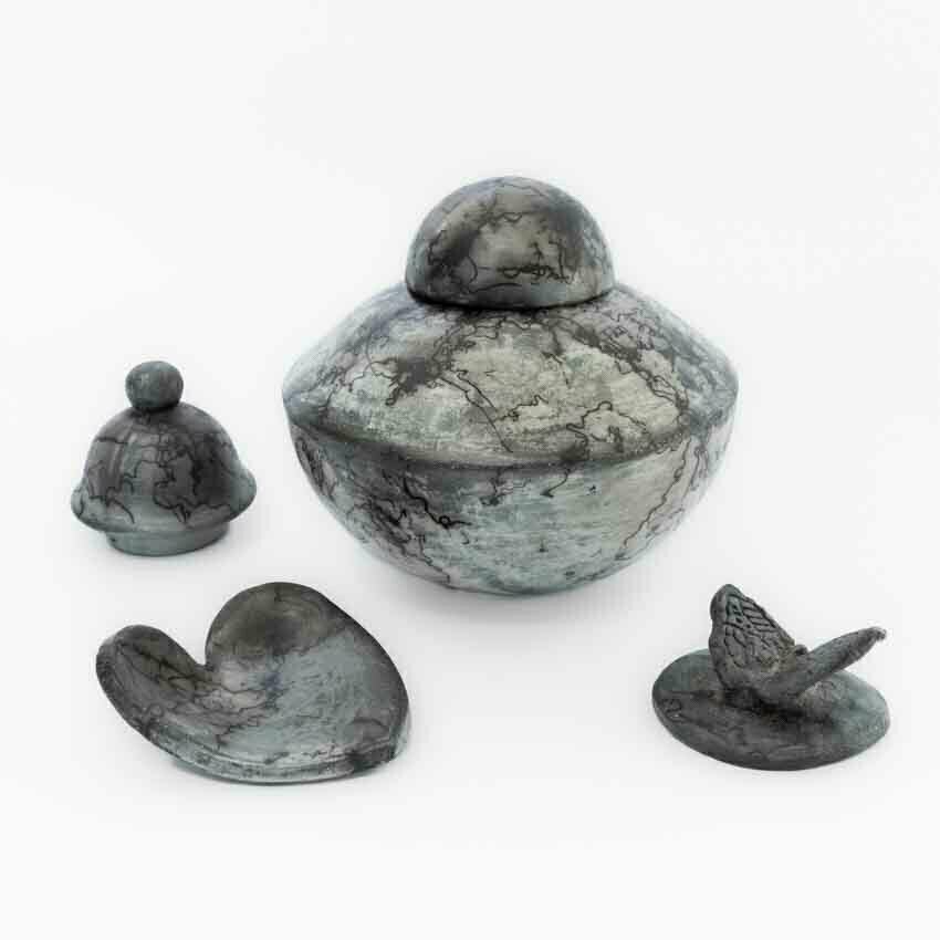Mini_urn_urnen_keramiek_keramische_raku_blauw_grijs_ingebrand_paardenhaar_deksel_vlinder_waxinelichtje_kopen_bijzondere_unieke_handgemaakt_op_maat