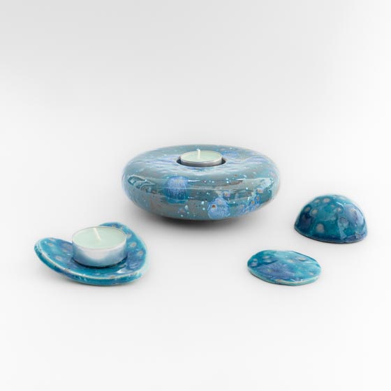 Mini_urn_urnen_keramiek_keramische_glazuur_effect_blauw_bijzondere_unieke_kleine_vlinder_deksel_handgemaakt_op_maat_waxinelichtje