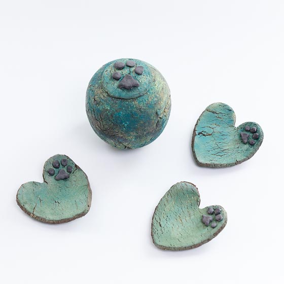 Mini_urn_urnen_keramiek_keramische_hondenurn_hond_pootafdruk_groen_geel_pigment_tennisbal_bijzondere_unieke_deksel_handgemaakt_op_maat_waxinelichtje