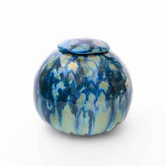 Middelgrote_urn_urnen_keramiek_groen_blauw_effect_glazuur_zwartbakkende_klei_deksel_waxinelichtje_kopen_bijzondere_unieke_handgemaakt_op_maat