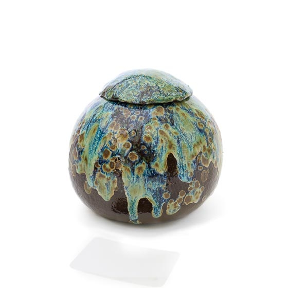 Middelgrote_urn_urnen_keramiek_groen_effect_glazuur_zwartbakkende_klei_deksel_waxinelichtje_kopen_bijzondere_unieke_handgemaakt_op_maat